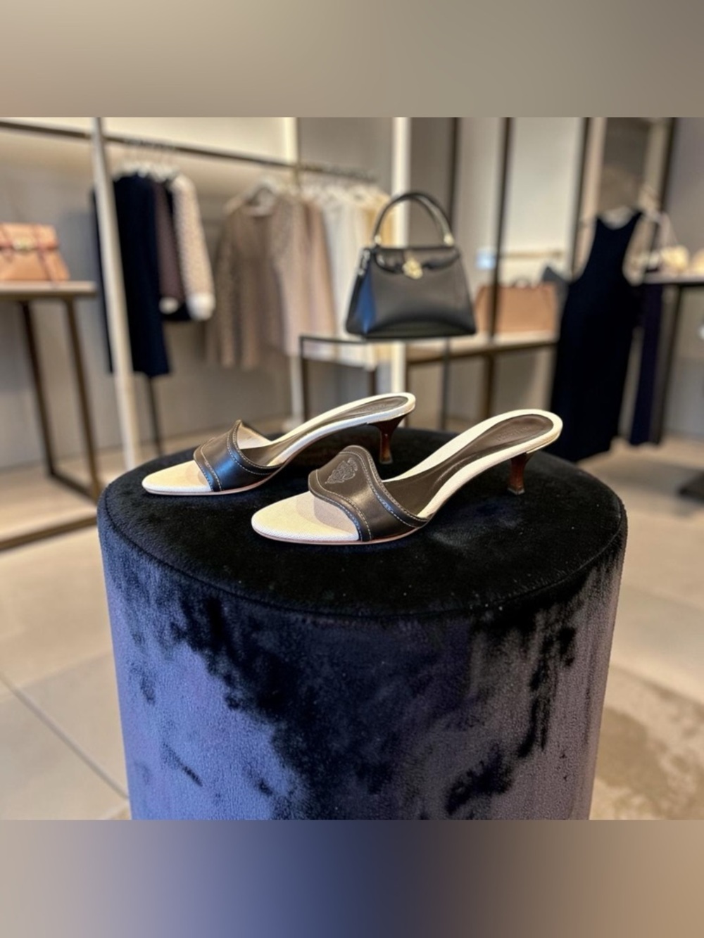 Authentic Vintage Rare Luxury Minimalist Hysteria Crest Gucci Sandals